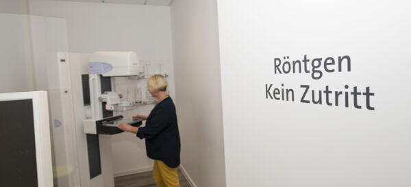 Mammographie-Screening im Norden Ältere Frau in Arztpraxis